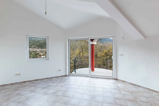 Geräumige Drei-Zimmer-Wohnung in einem Sechs-Parteien-Haus in der Nähe des Strandes Jaz.